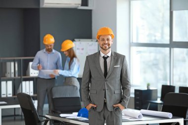 Görevdeki erkek mühendisin portresi