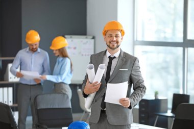 Ofiste çizimleri olan erkek mühendisin portresi.