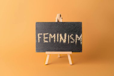 Renk arkaplanında yazılı metin feminizmi olan chalkboard