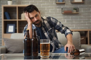 Evde bira içen bir adam. Alkolizm kavramı