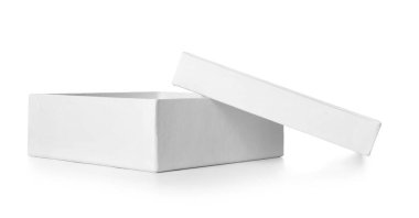 Beyaz arkaplanda güzel bir hediye kutusu