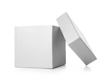 Beyaz arkaplanda güzel bir hediye kutusu