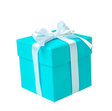 Beyaz arka planda güzel bir hediye kutusu