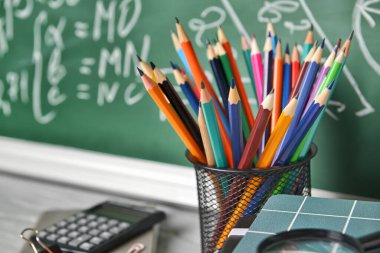 Okul malzemelerini masaya koyun, yakın plan.