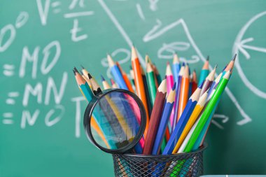 Okul malzemeleri karatahtanın yanında.