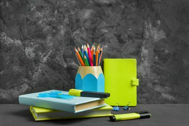 Okul malzemeleri seti masada.