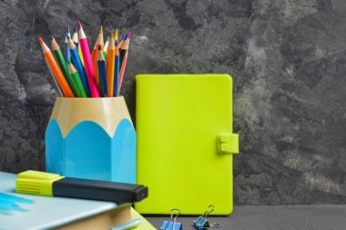 Okul malzemeleri seti masada.