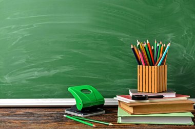 Okul malzemeleri seti masada.