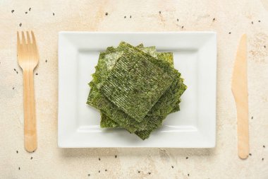 Tabakta lezzetli yosun örtüleri var.