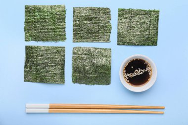 Lezzetli yosun çarşafları, soya sosu ve yemek çubukları.