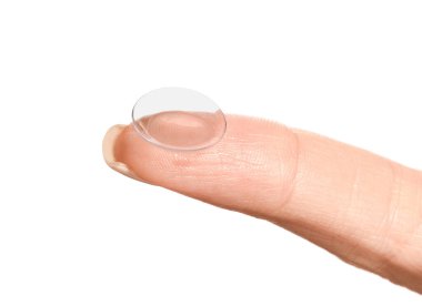 Beyaz arkaplanda kontakt lens ile parmak