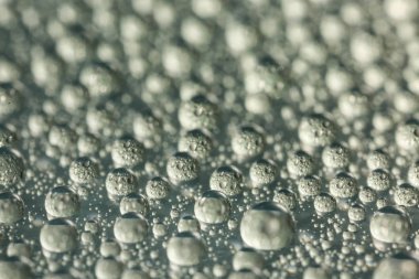 Gri arkaplanda çok su damlası var, yakın plan