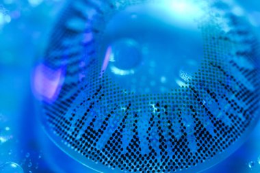 Renk arkaplanı üzerindeki kişi lensi, kapat