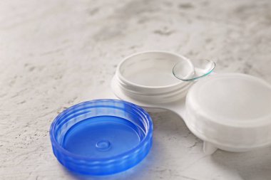 Işık arkaplanında kontak lensleri olan konteyner, kapat