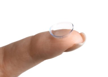 Beyaz arkaplanda kontakt lens ile parmak