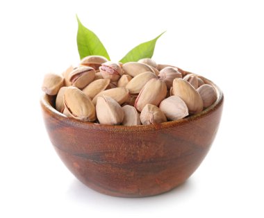 Beyaz zemin üzerine lezzetli fıstık fındık ile kase