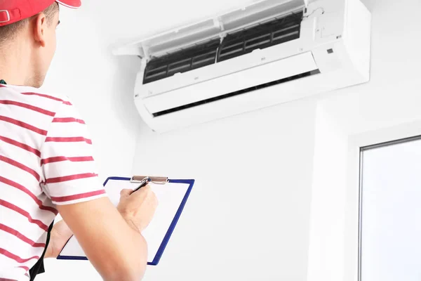 Mannelijke Technicus Die Werking Van Airconditioner Binnen Controleert — Stockfoto