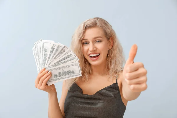 Mulher Bonita Com Dinheiro Mostrando Polegar Para Cima Fundo Cor — Fotografia de Stock