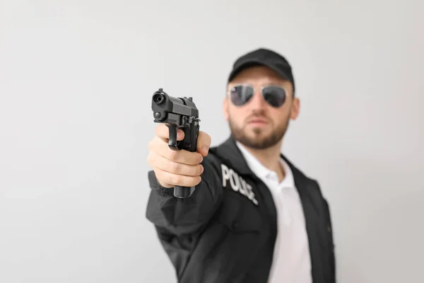 Männlicher Polizist Mit Waffe Auf Hellem Hintergrund — Stockfoto