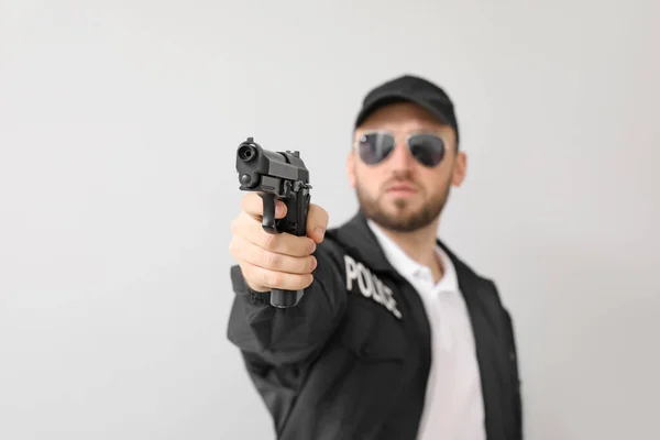 Policial Masculino Com Arma Fundo Luz — Fotografia de Stock