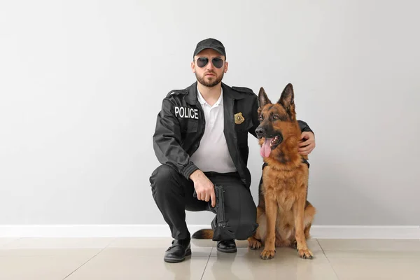 Policial Masculino Com Cão Perto Luz Parede — Fotografia de Stock