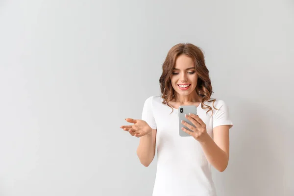 Jeune Femme Avec Téléphone Portable Sur Fond Clair — Photo