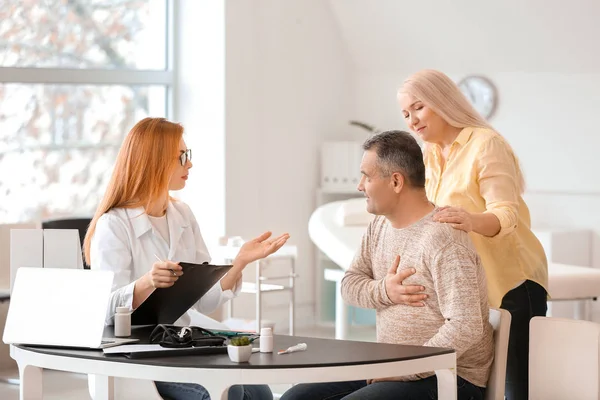 Mature Couple Visiting Doctor Clinic — Stock Photo, Image