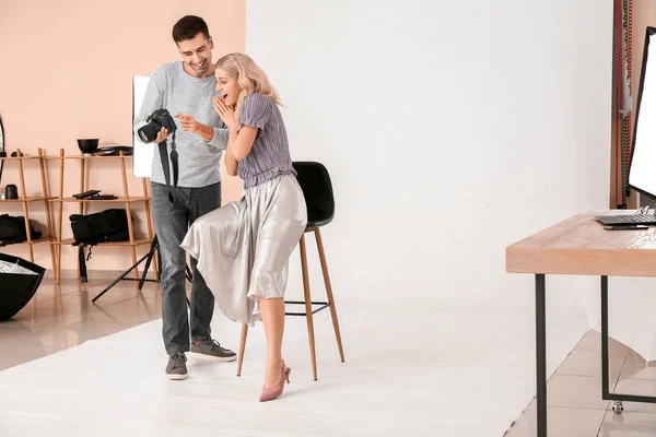 Professional Photographer Showing Pictures Model Studio — Stock Photo, Image