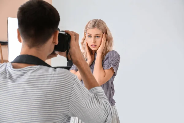 Professioneller Fotograf Arbeitet Mit Model Studio — Stockfoto