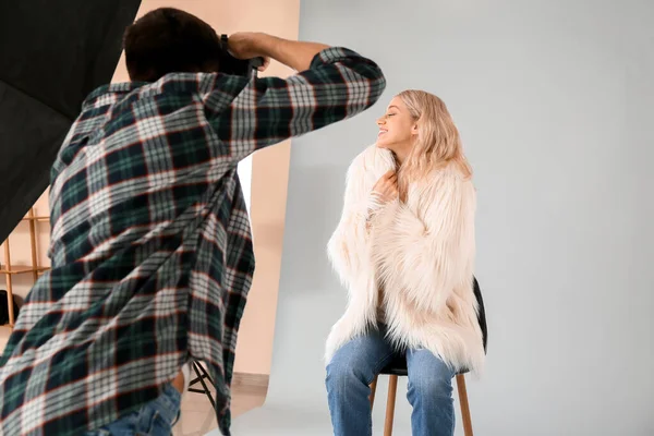 Professionell Fotograf Arbetar Med Modell Studio — Stockfoto