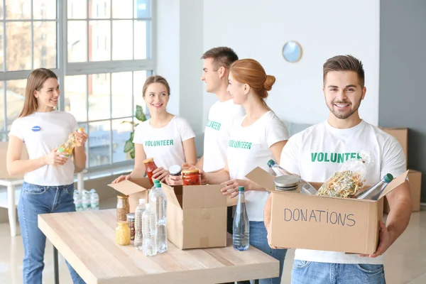 Equipo Voluntarios Con Productos Interiores — Foto de Stock