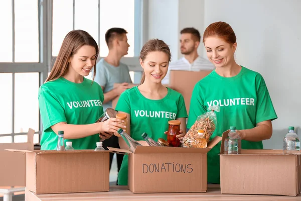 Equipo Voluntarios Con Productos Interiores — Foto de Stock
