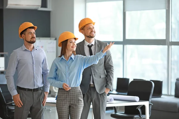 Grupo Ingenieros Oficina —  Fotos de Stock