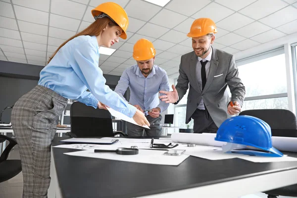 Gruppo Ingegneri Che Lavorano Ufficio — Foto Stock