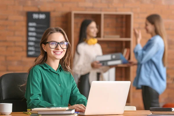 Hermosa Joven Empresaria Trabajando Cargo — Foto de Stock