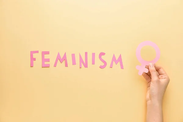 Mano Femenina Con Símbolo Mujer Palabra Feminismo Sobre Fondo Color — Foto de Stock