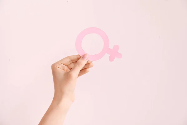 色の背景に女性のシンボルを持つ女性の手 フェミニズムの概念 — ストック写真