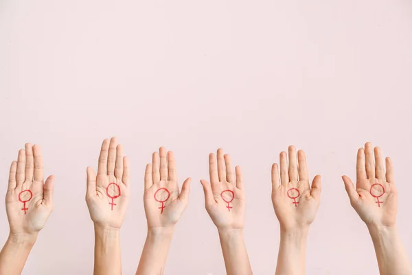 Mujeres Con Símbolos Dibujados Mujer Sus Palmas Contra Fondo Color — Foto de Stock