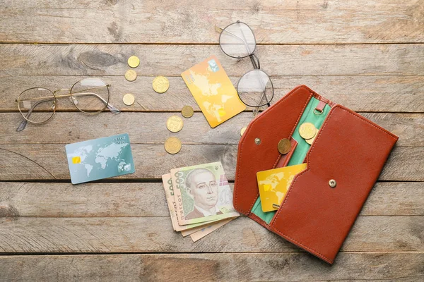 Carteira Com Dinheiro Cartões Crédito Óculos Fundo Madeira — Fotografia de Stock