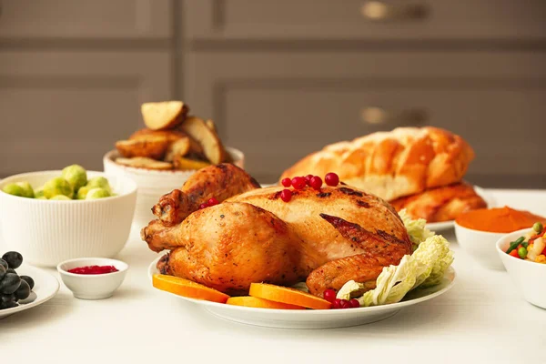 Tasty Baked Turkey Thanksgiving Day Table — Stock Photo, Image