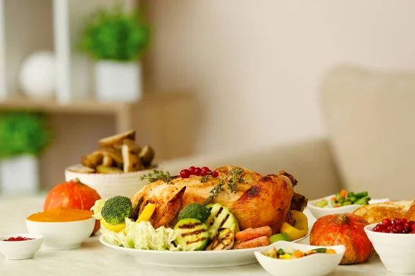 Tasty Baked Turkey Thanksgiving Day Table — Stock Photo, Image