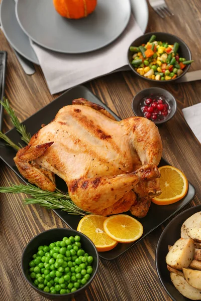 Ízletes Sült Pulyka Különböző Ételek Hálaadás Napján Asztalon — Stock Fotó