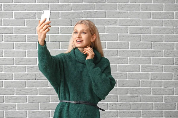 Krásná Mladá Žena Teplém Svetru Přičemž Selfie Cihlovém Pozadí — Stock fotografie