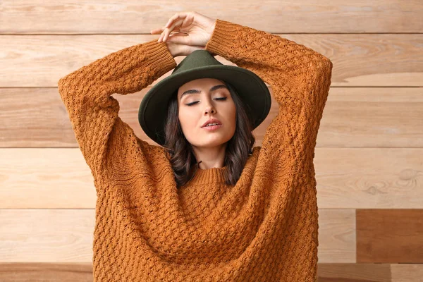 Hermosa Mujer Joven Suéter Cálido Sobre Fondo Madera —  Fotos de Stock