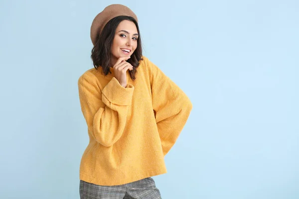 Hermosa Mujer Joven Suéter Cálido Sobre Fondo Color —  Fotos de Stock