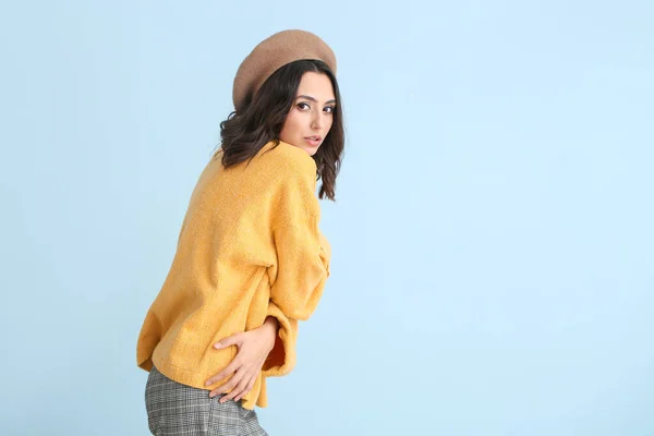 Hermosa Mujer Joven Suéter Cálido Sobre Fondo Color —  Fotos de Stock