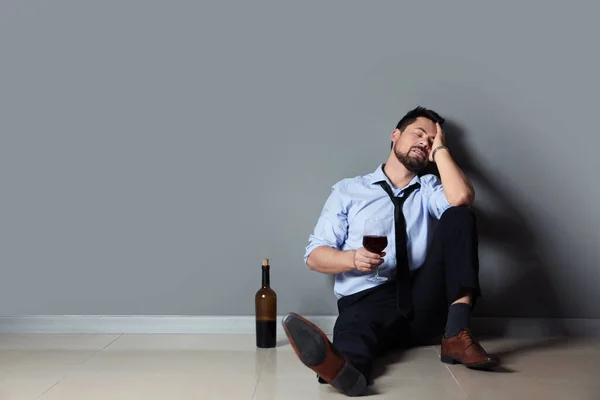 Uomo Affari Che Beve Vino Vicino Muro Grigio Concetto Alcolismo — Foto Stock