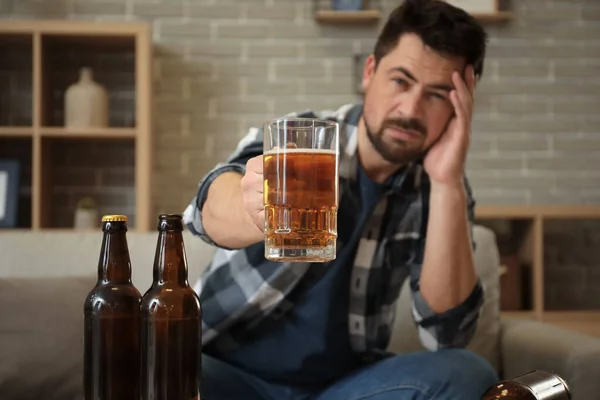 Мужчина Пьет Пиво Дома Концепция Алкоголизма — стоковое фото