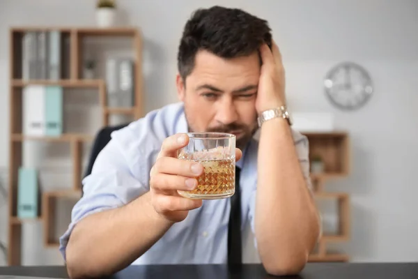 Empresario Borracho Con Vaso Whisky Oficina Concepto Alcoholismo — Foto de Stock