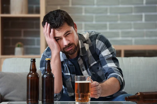 Facet Pijący Piwo Domu Pojęcie Alkoholizmu — Zdjęcie stockowe